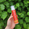En 100 ml tub naturlig och ekologisk After Sun Skin Renewal i naturmiljö framför vinrankor
